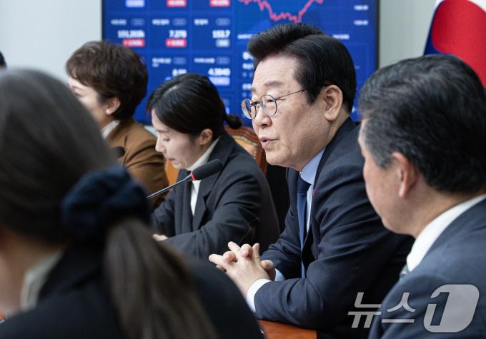 이재명 더불어민주당 대표가 16일 오후 서울 여의도 국회에서 제임스 김 주한미국상공회의소(AMCHAM) 회장을 접견하며 발언하고 있다. 2024.12.16/뉴스1 ⓒ News1 이재명 기자