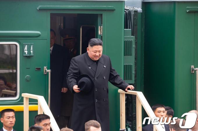 러시아를 방문하는 김정은 북한 국무위원장이 2019년 4월 24일(현지시간) 전용열차 편으로 러시아와 북한의 접경 지역인 하산역에 도착해 열차에서 내리고 있다. ⓒ AFP=뉴스1 ⓒ News1 우동명 기자