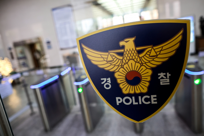 40대 여성이 나눠준 초콜릿을 먹고 초등생 7명이 메쓰거움 등 증상을 호소해 경찰이 수사를 진행했다. 사진은 경찰 로고. /사진=뉴시스 
