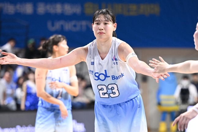 신한은행 신인 홍유순이 16일 우리은행전에서 네 경기 연속 더블더블이라는 진기록을 세웠다. (WKBL 제공)