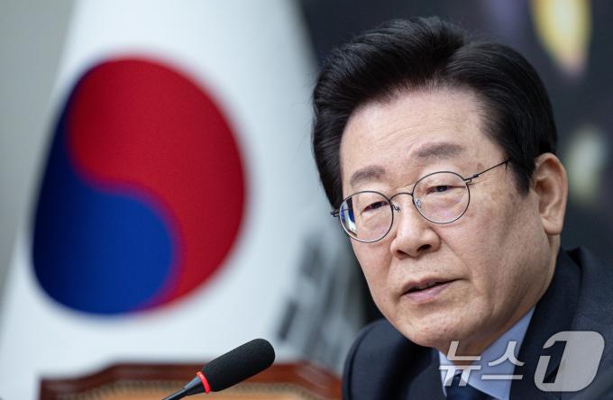 이재명 더불어민주당 대표가 16일 오후 서울 여의도 국회에서 제임스 김 주한미국상공회의소(AMCHAM) 회장을 접견하며 발언하고 있다. 2024.12.16/뉴스1 ⓒ News1 이재명 기자