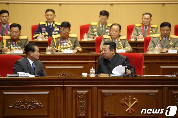 (평양 노동신문=뉴스1) = 김정은 북한 노동당 총비서가 2021년 12월 4~5일 4·25문화회관에서 열린 조선인민군 제8차 군사교육일꾼대회 중 옆 자리에 앉은 박정천 당 비서와 이야기를 나누고 있다. [국내에서만 사용가능. 재배포 금지. DB 금지. For Use Only in the Republic of Korea. Redistribution Prohibited] rodongphoto@news1.kr