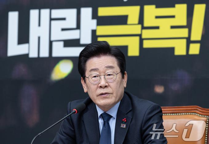 이재명 더불어민주당 대표가 16일 오후 서울 여의도 국회에서 제임스 김 주한미국상공회의소(AMCHAM) 회장을 접견하며 발언하고 있다. 2024.12.16/뉴스1 ⓒ News1 이재명 기자