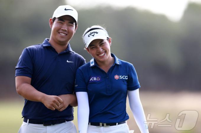 혼성 골프 대회인 그랜트손튼 인비테이셔널에서 준우승한 김주형과 지노 티띠꾼(태국). ⓒ AFP=뉴스1