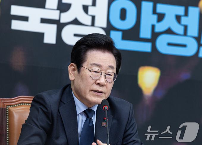 이재명 더불어민주당 대표가 16일 오후 서울 여의도 국회에서 제임스 김 주한미국상공회의소(AMCHAM) 회장을 접견하며 발언하고 있다. 2024.12.16/뉴스1 ⓒ News1 이재명 기자
