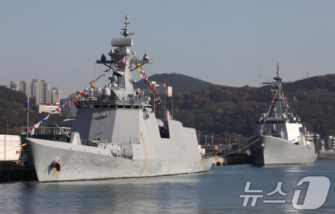 2일 오전 부산 남구 해군작전사령부 부산작전기지에 해군 최신예 이지스구축함 '정조대왕함'(DDG-995·오른쪽)과 신형 호위함 '경남함'(FFG-Ⅱ)이 정박해 있다. 2024.12.2/뉴스1 ⓒ News1 윤일지 기자