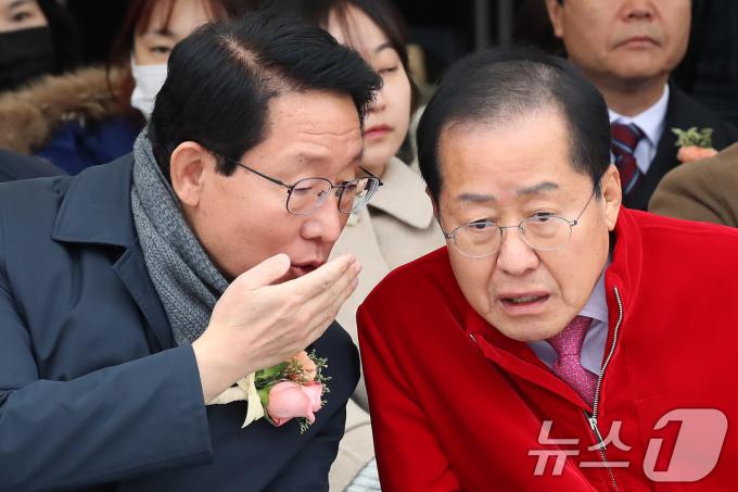 김상훈 국민의힘 의원(왼쪽)과 홍준표 대구시장이 13일 오전 대구 서구 서대구역에서 열린 대경선(대구경북선) 광역철도 개통식에 참석해 귀엣말을 나누고 있다. 2024.12.13/뉴스1 ⓒ News1 공정식 기자