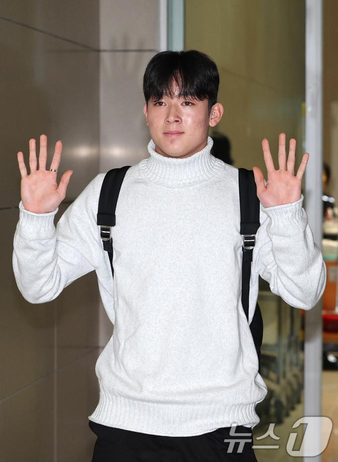 잉글랜드 프리미어리그(PL) 토트넘 홋스퍼에 합류하는 양민혁이 16일 오전 인천국제공항 제2터미널을 통해 영국 런던으로 출국하고 있다. 2024.12.16/뉴스1 ⓒ News1 장수영 기자