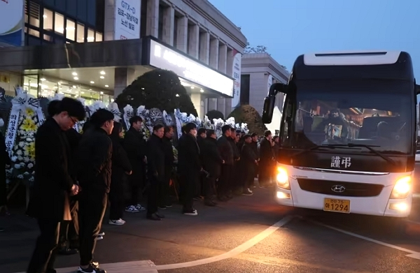악성 민원에 시달리다가 숨진 경기 김포시 소속 공무원이 9급에서 8급으로 특별 승진했다. 사진은 항의성 민원에 시달리다가 스스로 세상을 떠난 김포시 공무원 노제 모습. /사진=뉴스1