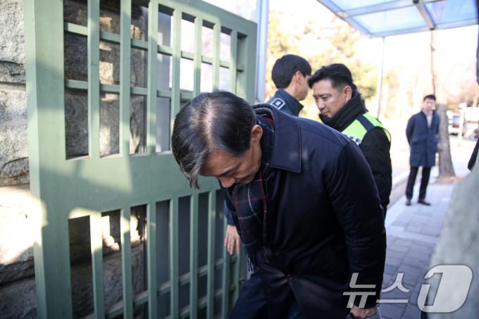 자녀 입시 비리와 청와대 감찰 무마 혐의로 대법원으로부터 징역 2년 실형을 확정 받은 조국 전 조국혁신당 대표가 16일 오전 경기도 의왕시 서울 구치소로 수감되기 전 인사하고 있다. 사문서위조 및 행사, 업무방해, 청탁금지법 위반 등 혐의로 재판에 넘겨진 조 전 대표는 지난 14일 대법원으로부터 징역 2년과 600만원의 추징 명령을 선고한 원심판결을 확정 받았다. 조 전 대표의 만기 출소 예정일은 오는 2026년 12월 15일이다. 2024.12.16/뉴스1 ⓒ News1 이승배 기자
