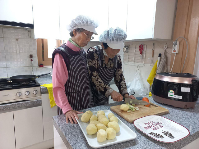 성남시 경로당 급식도우미. / 사진 제공=성남시