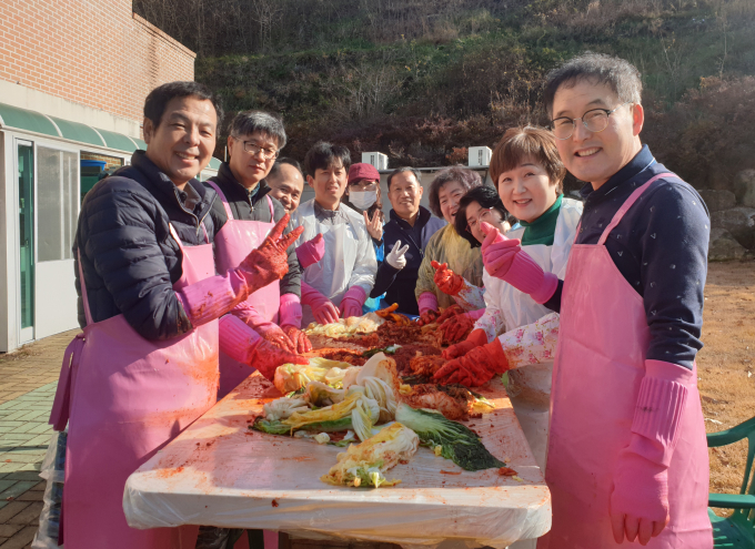 대한항공 사내봉사단 '사랑나눔회'가 지난 7일 경상남도 김해에 위치한 지적장애인 거주시설인 우리들의 집에서 김장 나눔 행사를 펼쳤다. /사진=대한항공