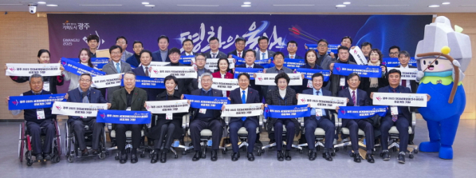 강기정 광주광역시장이 16일 오후 시청 중회의실에서 2025 현대세계양궁선수권대회와 세계장애인양궁선수권대회 조직위원회 창립총회를 갖고 성공 개최를 다짐하고 있다./사진=광주시