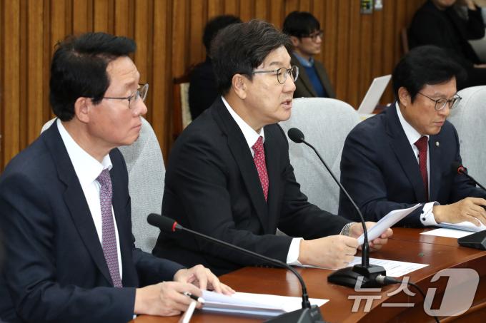 권성동 국민의힘 대표 권한대행 겸 원내대표가 17일 오전 서울 여의도 국회에서 열린 원내대책회의에서 모두발언을 하고 있다. 2024.12.17/뉴스1 ⓒ News1 이광호 기자