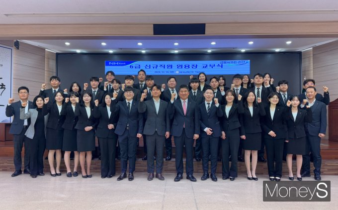 정재헌 농협은행 전남본부장(앞줄 7번째)이 신임행원 28명에게 임용장을 교부하는 힘찬 출발을 응원하고 있다/사진=농협전남지역본부 제공.