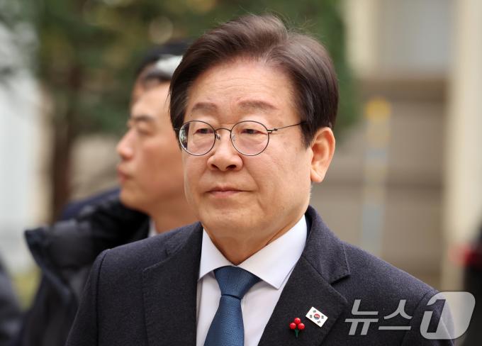 이재명 더불어민주당 대표가 3일 오전 서울 서초구 서울중앙지방법원에서 열린 '대장동 배임·성남FC 뇌물' 혐의 1심 속행 공판에 출석하고 있다. 2024.12.3/뉴스1 ⓒ News1 김명섭 기자