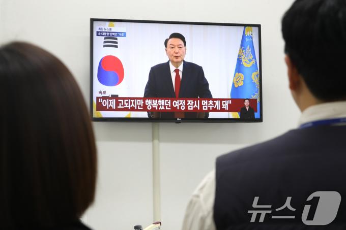 윤석열 대통령 탄핵소추안이 가결된 14일 오후 서울 여의도 국회에서 조국혁신당 당직자들이 윤 대통령의 '국민께 드리는 말씀'이라는 대국민 담화를 시청하고 있다./뉴스1 ⓒ News1 이광호 기자