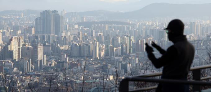 지난해 퇴직연금을 인출해 부동산 자금으로 사용한 직장인이 크게 늘었다. 사진은 남산에서 바라본 서울 시내 아파트 단지 모습./사진=뉴시스