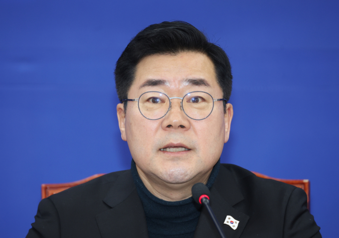 박찬대 더불어민주당 원내대표가 권성동 국민의힘 당 대표 권한대행 겸 원내대표가 주장한 '한덕수 권한대행의 헌법재판관 임명 불가' 주장에 정면 반박했다. 박찬대 더불어민주당 원내대표가 지난 17일 서울 여의도 국회에서 열린 대책회의를 마치고 발언하고 잇는 모습. /사진=뉴시스