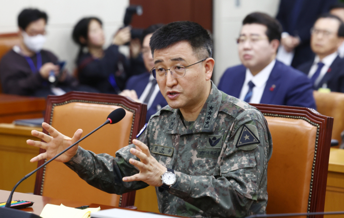 비상계엄 사태 당시 계엄사령관을 맡았던 박안수 육군 참모총장이 영장실질심사를 포기했다. 사진은 지난 10일 서울 여의도 국회 국방위원회에서 열린 긴급 현안질의에서 답변을 하고 있는 박안수 육군참모총장의 모습. /사진=뉴스1