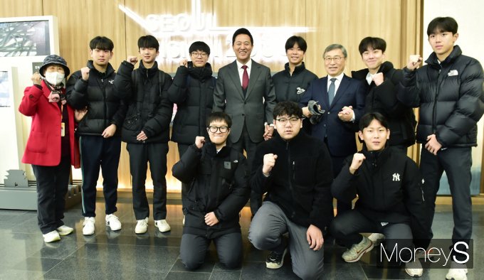 [머니S포토] 청소년 마음건강지원 MOU 체결, 학생 손 붙잡은 서울시·교육청