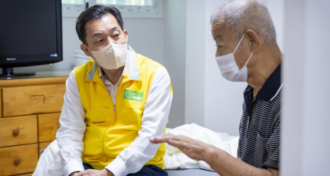 지난 8월 이재준 수원시장(왼쪽)이 수원새빛돌봄 1주년을 맞아 지원 대상 가구를 방문해 대화를 나누고 있다. 사진제공=수원특례시