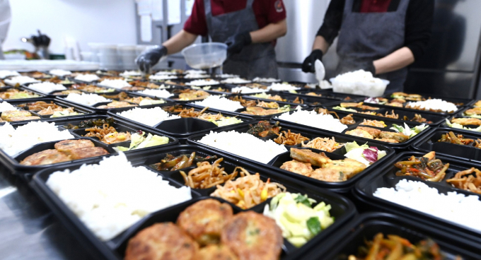 수원새빛돌봄 서비스 중 시민의 제안으로 시작된 식사배달서비스로 배달되는 도시락을 만드는 모습