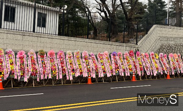 삼각지역 인근부터 녹사평역까지 화환 수천개가 놓여있다. / 사진=곽선우 기자