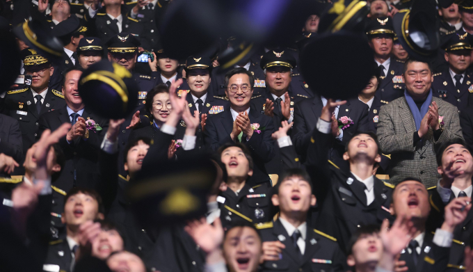 18일 개최된 '2024년 신임 소방공무원 임용식'에서 신규 소방공무원들이 임용을 자축하며 환호하고 있다. 사진제공=경기도