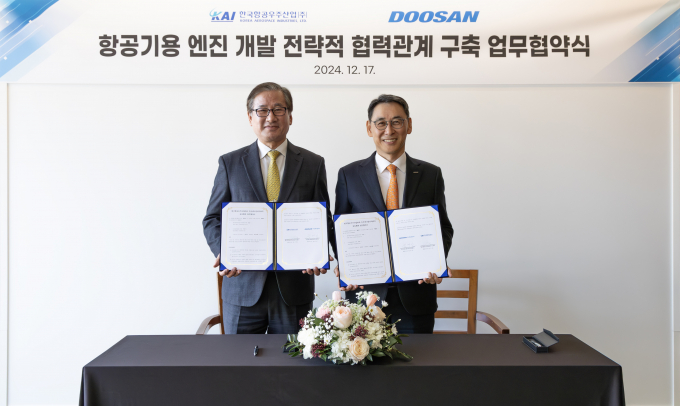 17일 두산에너빌리티 창원 본사에서 강구영 KAI 사장(왼쪽)과 정연인 두산에너빌리티 부회장이 '항공기용 엔진 개발 전략적 협력관계 구축 업무협약’에 서명 후 기념촬영을 하고 있다./사진=두산에너빌리티 