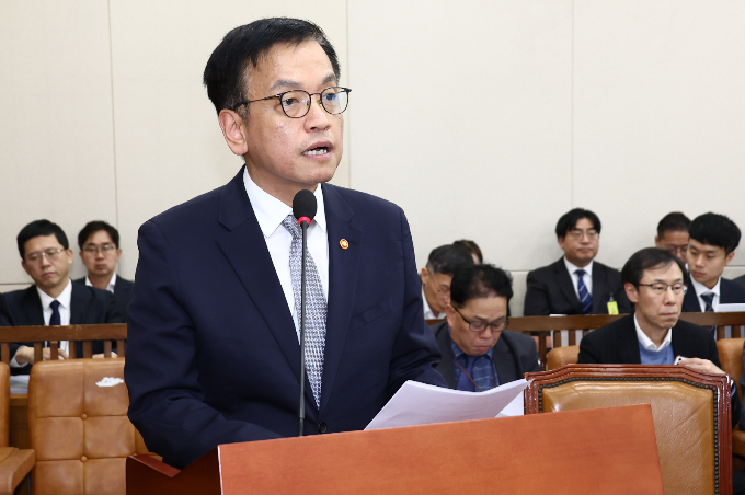 최상목 경제부총리 겸 기획재정부 장관이 17일 오후 서울 여의도 국회에서 열린 기획재정위원회 전체회의에 출석해 발언하고 있다./사진=뉴스1