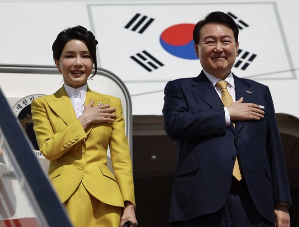 내란·김건희 특검법이 정부로 이송됐다. 사진은 윤석열 대통령과 김건희 여사가 2023년 1월17일 오후(현지시간) 아랍에미리트(UAE) 국빈 방문을 모두 마치고 스위스 다보스포럼에 참석하기 위해 아부다비 공항에서 공군 1호기에 올라 인사하는 모습. /사진=뉴스1