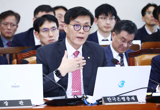 이창용 한국은행 총재가 17일 오후 서울 여의도 국회에서 열린 기획재정위원회 전체회의에 출석해 의원 질의에 답변하고 있다./사진=뉴스1