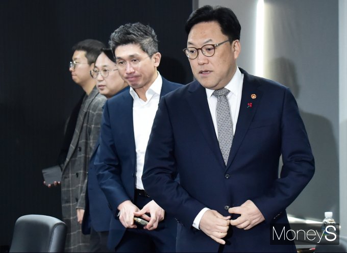 [머니S포토] 김병환 금융위원장 '전업카드사 CEO 간담회' 참석