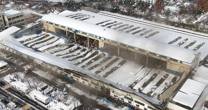 지난달 28일 폭설로 지붕이 무너져 내린 안양시농수산물도매시장의 청과동의 처참하 모습. 사진제공=안양시