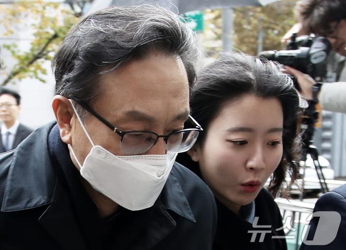 '친인척 부당대출' 의혹을 받는 손태승 전 우리금융지주 회장이 26일 오후 서울 양천구 남부지법에서 열린 구속 전 피의자 심문(영장실질심사)에 출석하고 있다. 2024.11.26/뉴스1 ⓒ News1 오대일 기자