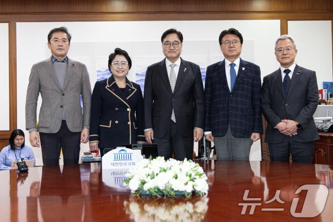 우원식 국회의장(가운데)이 17일 오후 서울 여의도 국회의장실을 예방한 김선민 조국혁신당 대표 권한대행(왼쪽 두 번째), 황운하 원내대표(오른쪽 두 번째)를 비롯한 지도부와 기념촬영을 하고 있다. 2024.12.17/뉴스1 ⓒ News1 이재명 기자