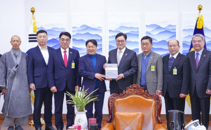 강기정 광주광역시장이 17일 오전 서울 국회에서 우원식 국회의장을 만나 5·18 단체, 종교계, 시민단체 대표 등과 탄핵 감사 인사를 전하며 한강 작가의 소설 ‘소년이 온다’, ‘작별하지 않는다’ 책을 전달하고 있다./사진=광주시 