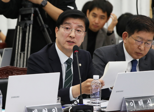 이재명 더불어민주당 대표 비서실장을 맡고 있는 이해식 의원이 대통령 탄핵소추안과 관련한 헌법재판소 심리 기간을 최장 180일에서 120일로 단축하는 내용의 '헌법재판소법 개정안'을 발의했다가 철회했다. 사진은 지난 10월 국회 행정안전위원회 국정감사에서 질의 중인 이 의원의 모습. /사진=뉴스1
