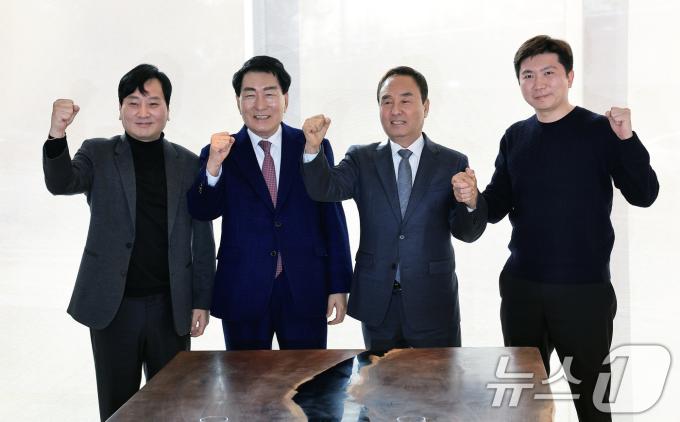 대한체육회장 선거에 출사표를 던진 박창범 전 대한우슈협회장(왼쪽부터)과 안상수 전 인천시장, 강신욱 단국대 명예교수, 유승민 전 대한탁구협회장이 17일 오후 서울 마포구 마포대로 호텔 나루 서울 엠갤러리에서 가진 후보 단일화 논의 위한 긴급 회동에서 기념 촬영읕 하고 있다.  2024.12.17/뉴스1 ⓒ News1 박정호 기자
