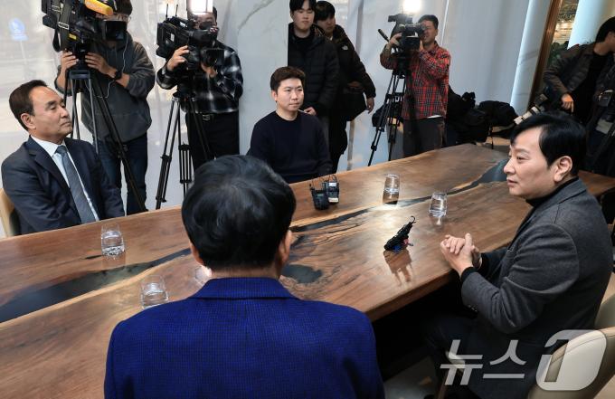 대한체육회장 선거에 출사표를 던진 박창범 전 대한우슈협회장(오른쪽부터 시계방향)과 안상수 전 인천시장, 강신욱 단국대 명예교수, 유승민 전 대한탁구협회장이 17일 오후 서울 마포구 마포대로 호텔 나루 서울 엠갤러리에서 후보 단일화 논의 위한 긴급 회동을 갖고 있다.  2024.12.17/뉴스1 ⓒ News1 박정호 기자