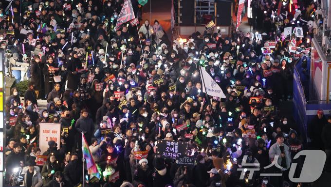 13일 오후 서울 여의도 국민의힘 당사 앞에서 시민들이 윤석열 대통령 탄핵과 국민의힘 해체를 촉구하고 있다. 2024.12.13/뉴스1 ⓒ News1 김진환 기자