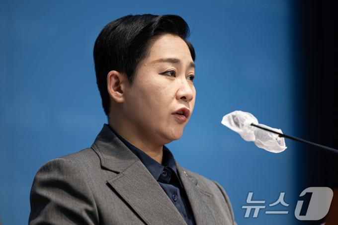 김재원 조국혁신당 의원이 17일 오후 서울 여의도 국회 소통관에서 비상계엄 선포 관련 기자회견을 하고 있다. 2024.12.17/뉴스1 ⓒ News1 이재명 기자