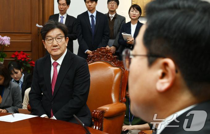 권성동 국민의힘 대표 권한대행 겸 원내대표(왼쪽)가 17일 서울 여의도 국회 의장실에서 열린 국회의장 주재 양당 원내대표 회동에 참석해 박찬대 더불어민주당 원내대표의 발언을 듣고 있다.(공동취재)2024.12.17/뉴스1 ⓒ News1 이광호 기자