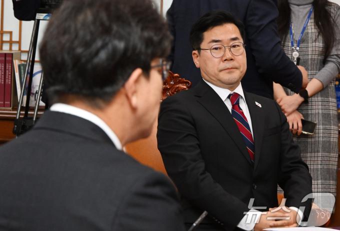 박찬대 더불어민주당 원내대표가 17일 서울 여의도 국회 의장실에서 열린 국회의장 주재 양당 원내대표 회동에 참석해 권성동 국민의힘 대표 권한대행 겸 원내대표의 발언을 듣고 있다.(공동취재)2024.12.17/뉴스1 ⓒ News1 이광호 기자