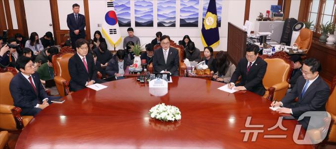우원식 국회의장이 17일 오후 서울 여의도 국회에서 열린 국회의장 주재 여야 원내대표 회동에서 인사말을 하고 있다. 왼쪽부터 국민의힘 박형수 원내수석부대표, 권성동 당대표 권한대행 겸 원내대표, 우원식 국회의장, 더불어민주당 박찬대 원내대표, 박성준 원내수석부대표. (공동취재) 2024.12.17/뉴스1 ⓒ News1 이광호 기자