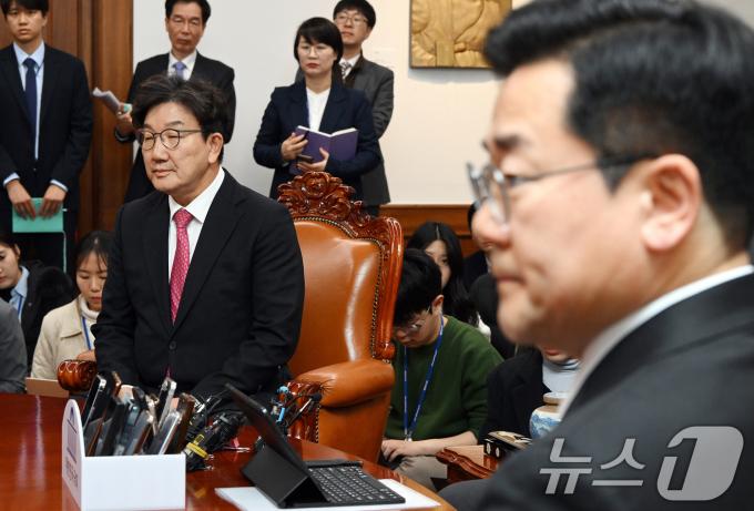 권성동 국민의힘 대표 권한대행 겸 원내대표(왼쪽)와 박찬대 더불어민주당 원내대표가 17일 서울 여의도 국회 의장실에서 열린 국회의장 주재 양당 원내대표 회동에 참석해 우원식 국회의장의 발언을 듣고 있다.(공동취재)2024.12.17/뉴스1 ⓒ News1 이광호 기자