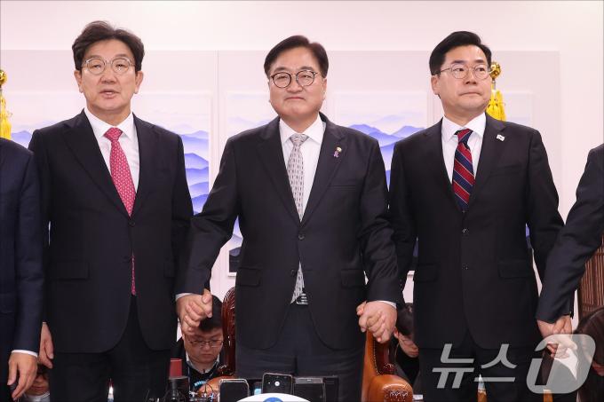 우원식 국회의장, 권성동 국민의힘 당대표 권한대행 겸 원내대표, 박찬대 더불어민주당 원내대표 등이 17일 오후 서울 여의도 국회에서 열린 국회의장 주재 여야 원내대표 회동에서 기념촬영을 하고 있다. (공동취재) 2024.12.17/뉴스1 ⓒ News1 이광호 기자