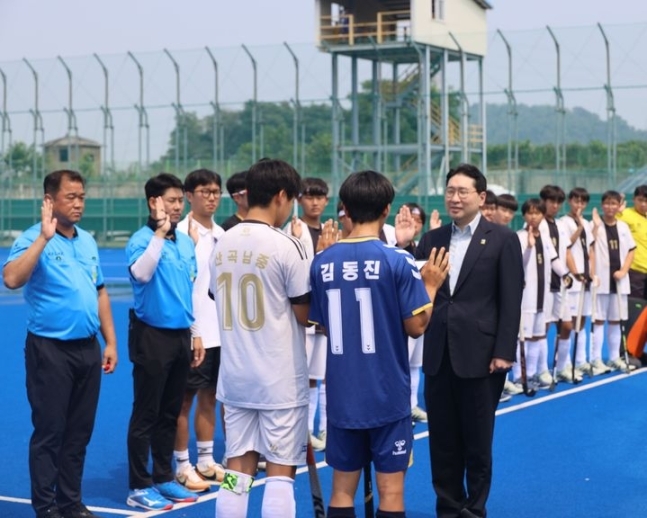 이상현 대한하키협회장(검은색 정장)이 클린하키 선서를 하는 모습. (대한하키협회 제공)