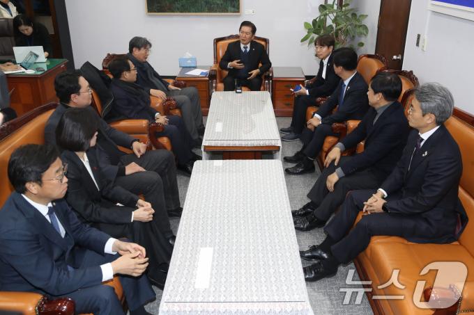윤석열 대통령 탄핵소추위원단장인 정청래 법사위원장이 17일 오후 서울 여의도 국회 법제사법위원장실에서 윤 대통령 탄핵소추단 1차 회의를 주재하고 있다. 2024.12.17/뉴스1 ⓒ News1 이광호 기자